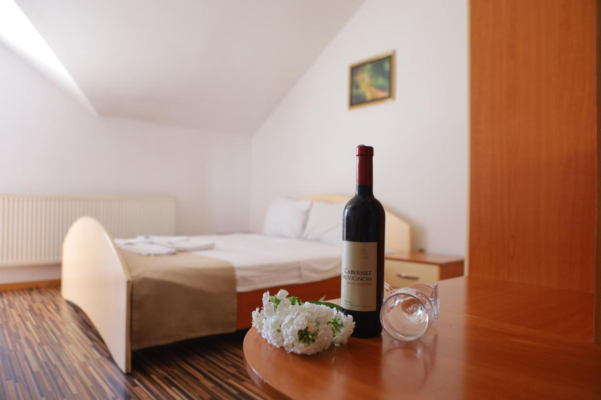 Arabella Hotel Kičevo Exteriör bild